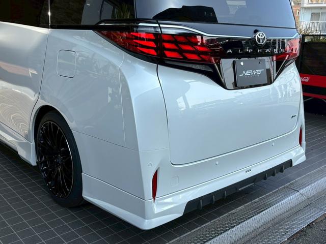 アルファードハイブリッド Ｚ　登録済未使用車　ＮＥＷ’Ｓコンプリート　ＮＥＷ’Ｓフルエアロ　車高調　ＲＡＹＳホムラ２１インチＡＷ　純正ナビＴＶ　全方位カメラ　フリップダウンモニター　アルパインリフトアップスピーカー　サンルーフ（14枚目）