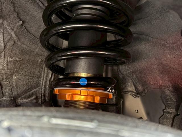 アルファードハイブリッド Ｚ　登録済未使用車　ＮＥＷ’Ｓコンプリート　ＮＥＷ’Ｓフルエアロ　車高調　ＲＡＹＳホムラ２１インチＡＷ　純正ナビＴＶ　全方位カメラ　フリップダウンモニター　アルパインリフトアップスピーカー　サンルーフ（32枚目）