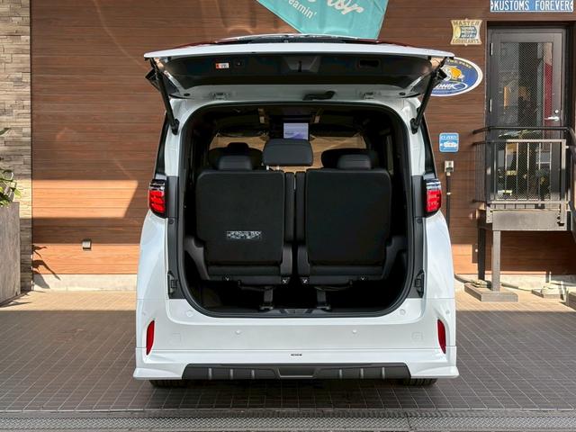 アルファードハイブリッド Ｚ　登録済未使用車　ＮＥＷ’Ｓコンプリート　ＮＥＷ’Ｓフルエアロ　車高調　ＲＡＹＳホムラ２１インチＡＷ　純正ナビＴＶ　全方位カメラ　フリップダウンモニター　アルパインリフトアップスピーカー　サンルーフ（34枚目）