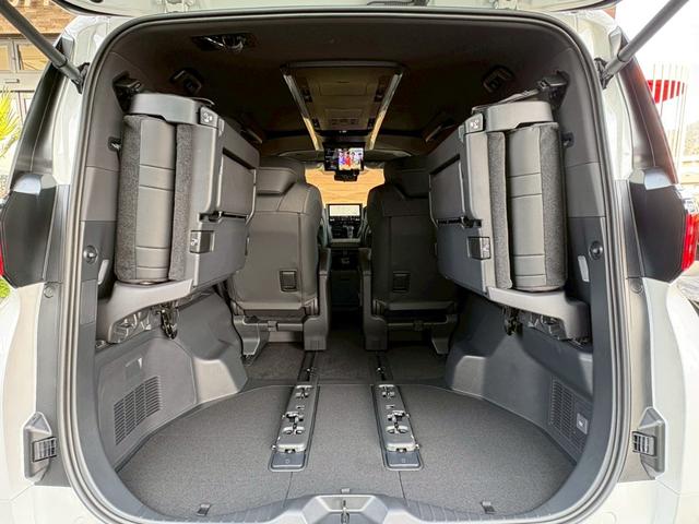 アルファードハイブリッド Ｚ　登録済未使用車　ＮＥＷ’Ｓコンプリート　ＮＥＷ’Ｓフルエアロ　車高調　ＲＡＹＳホムラ２１インチＡＷ　純正ナビＴＶ　全方位カメラ　フリップダウンモニター　アルパインリフトアップスピーカー　サンルーフ（39枚目）