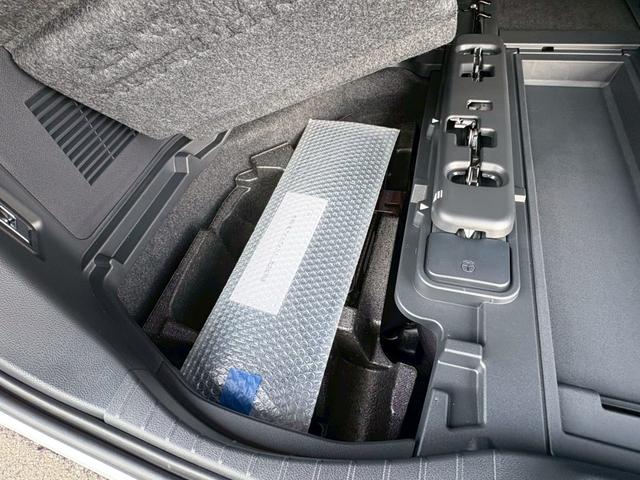 アルファードハイブリッド Ｚ　登録済未使用車　ＮＥＷ’Ｓコンプリート　ＮＥＷ’Ｓフルエアロ　車高調　ＲＡＹＳホムラ２１インチＡＷ　純正ナビＴＶ　全方位カメラ　フリップダウンモニター　アルパインリフトアップスピーカー　サンルーフ（41枚目）