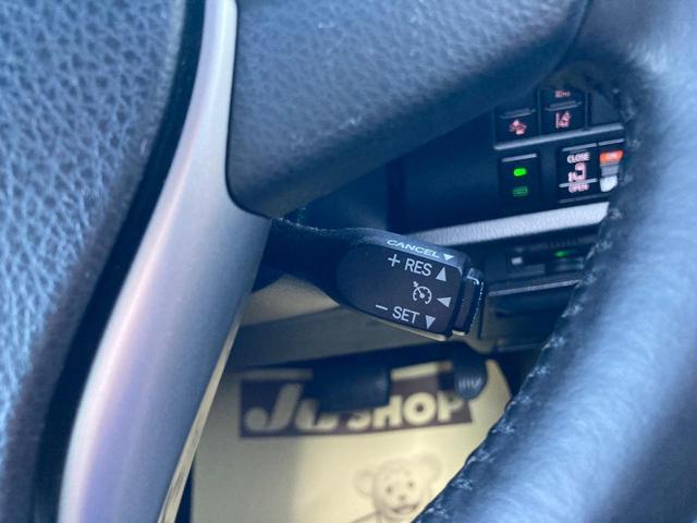 ハイブリッドG 後期 禁煙車 トヨタセーフティセンス LEDヘッドライト 革巻きステアリング フロントシートヒーター 純正フリップダウンモニター リアゲートイージークロージャー 純正15インチアルミ(20枚目)