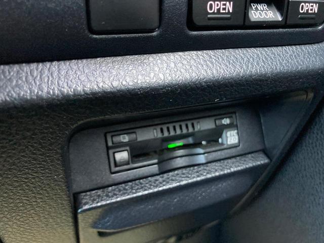 ハイブリッドG 後期 禁煙車 トヨタセーフティセンス LEDヘッドライト 革巻きステアリング フロントシートヒーター 純正フリップダウンモニター リアゲートイージークロージャー 純正15インチアルミ(23枚目)