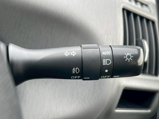 プリウスアルファ Ｇ　純正ナビ　フルセグＴＶ　スマ－トキ－　定期点検記録簿　禁煙車　ＬＥＤヘッドランプ　ステアリングリモコン　本革巻ステアリング　社外アルミ１７インチ　オートライト　オートマチックハイビーム　盗難防止（18枚目）