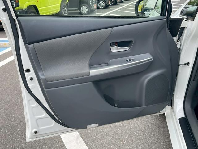 プリウスアルファ Ｇ　純正ナビ　フルセグＴＶ　スマ－トキ－　定期点検記録簿　禁煙車　ＬＥＤヘッドランプ　ステアリングリモコン　本革巻ステアリング　社外アルミ１７インチ　オートライト　オートマチックハイビーム　盗難防止（21枚目）
