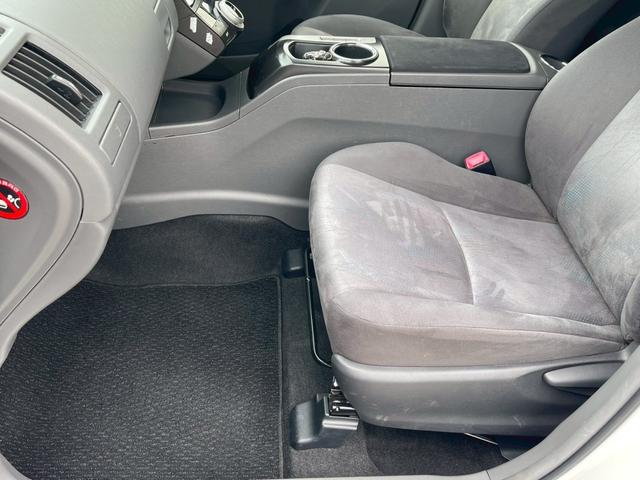 プリウスアルファ Ｇ　純正ナビ　フルセグＴＶ　スマ－トキ－　定期点検記録簿　禁煙車　ＬＥＤヘッドランプ　ステアリングリモコン　本革巻ステアリング　社外アルミ１７インチ　オートライト　オートマチックハイビーム　盗難防止（55枚目）