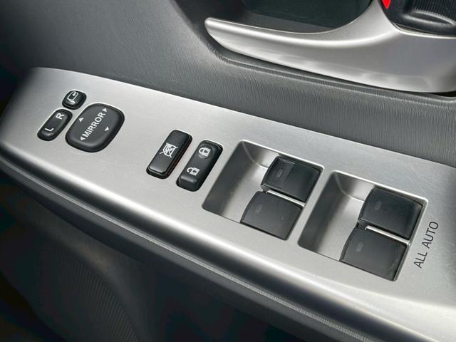 プリウスアルファ Ｇ　純正ナビ　フルセグＴＶ　スマ－トキ－　定期点検記録簿　禁煙車　ＬＥＤヘッドランプ　ステアリングリモコン　本革巻ステアリング　社外アルミ１７インチ　オートライト　オートマチックハイビーム　盗難防止（77枚目）