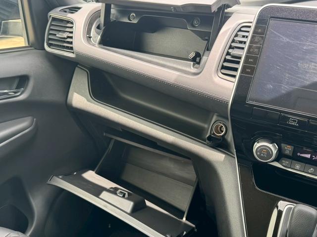 セレナ ｅ－パワー　ハイウェイスターＶ　禁煙車　全周囲カメラ　両側パワースライド　チップアップシート　レーダークルーズコントロール　ＥＴＣ　後席モニター　１６インチ純正アルミホイール　前後ドラレコ　ＬＥＤヘッドライト　オートハイビーム（41枚目）