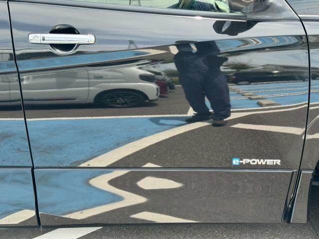 セレナ ｅ－パワー　ハイウェイスターＶ　禁煙車　全周囲カメラ　両側パワースライド　チップアップシート　レーダークルーズコントロール　ＥＴＣ　後席モニター　１６インチ純正アルミホイール　前後ドラレコ　ＬＥＤヘッドライト　オートハイビーム（64枚目）