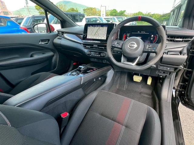 オーラ ニスモ　全周囲カメラ　禁煙車　ドラレコ　レーダークルーズコントロール　ＬＥＤヘッドランプ　フロントフォグランプ　デジタルルームミラー　電動パーキングブレーキ　オートライト　ＥＴＣ　ブラインドスポットモニター（7枚目）