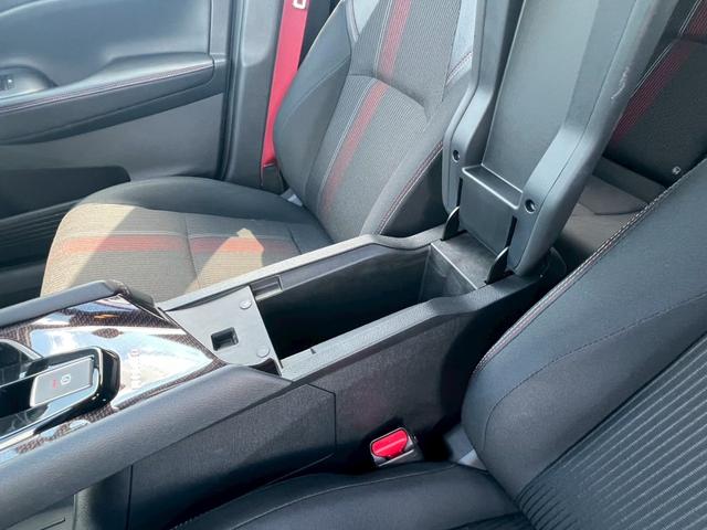オーラ ニスモ　全周囲カメラ　禁煙車　ドラレコ　レーダークルーズコントロール　ＬＥＤヘッドランプ　フロントフォグランプ　デジタルルームミラー　電動パーキングブレーキ　オートライト　ＥＴＣ　ブラインドスポットモニター（16枚目）