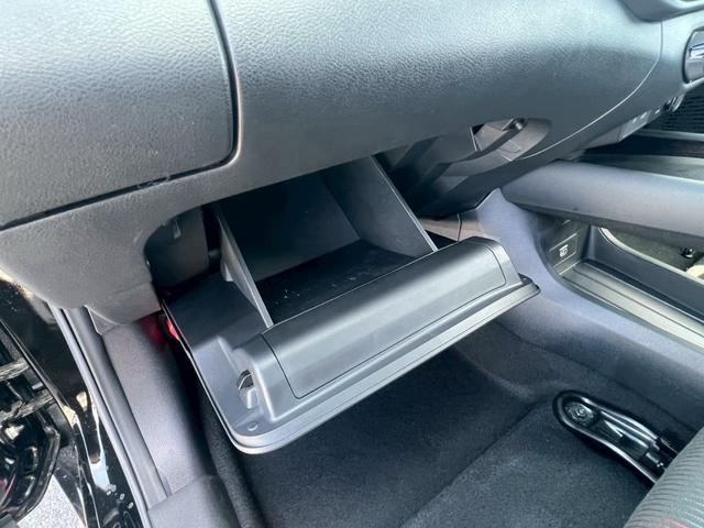 オーラ ニスモ　全周囲カメラ　禁煙車　ドラレコ　レーダークルーズコントロール　ＬＥＤヘッドランプ　フロントフォグランプ　デジタルルームミラー　電動パーキングブレーキ　オートライト　ＥＴＣ　ブラインドスポットモニター（17枚目）