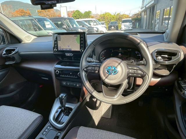 ヤリスクロス ハイブリッドＺ　全周囲カメラ　モデリスタエアロ　禁煙車　フルセグＴＶ　レーダークルーズコントロール　シートヒーター　前後ドラレコ　ＥＴＣ　スマートキー　ハーフレザー　パワーシート　フラットシート　１８インチアルミ（2枚目）