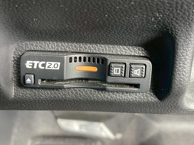 ヴェゼル ｅ：ＨＥＶ　Ｚ　禁煙車　ＢＳＭ　障害物センサー　全周囲カメラ　フルセグＴＶ　純正９インチナビ　シートヒーター　前後ドラレコ　ＥＴＣ　スマートキー　ハーフレザーシート　電動リアゲート　フロントフォグランプ　純正アルミ（5枚目）