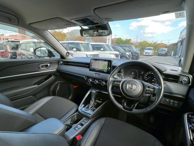 ヴェゼル ｅ：ＨＥＶ　Ｚ　禁煙車　ＢＳＭ　障害物センサー　全周囲カメラ　フルセグＴＶ　純正９インチナビ　シートヒーター　前後ドラレコ　ＥＴＣ　スマートキー　ハーフレザーシート　電動リアゲート　フロントフォグランプ　純正アルミ（45枚目）