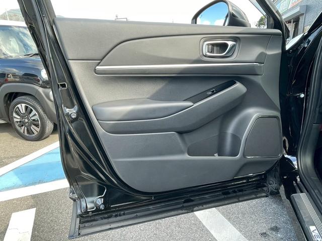 ヴェゼル ｅ：ＨＥＶ　Ｚ　禁煙車　ＢＳＭ　障害物センサー　全周囲カメラ　フルセグＴＶ　純正９インチナビ　シートヒーター　前後ドラレコ　ＥＴＣ　スマートキー　ハーフレザーシート　電動リアゲート　フロントフォグランプ　純正アルミ（51枚目）