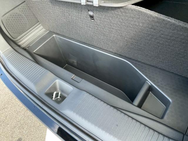 ヴェゼル ｅ：ＨＥＶ　Ｚ　禁煙車　ＢＳＭ　障害物センサー　全周囲カメラ　フルセグＴＶ　純正９インチナビ　シートヒーター　前後ドラレコ　ＥＴＣ　スマートキー　ハーフレザーシート　電動リアゲート　フロントフォグランプ　純正アルミ（52枚目）