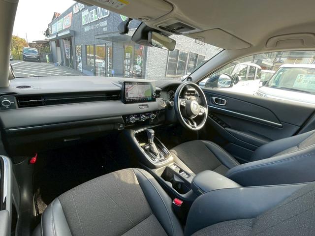 ヴェゼル ｅ：ＨＥＶ　Ｚ　禁煙車　ＢＳＭ　障害物センサー　全周囲カメラ　フルセグＴＶ　純正９インチナビ　シートヒーター　前後ドラレコ　ＥＴＣ　スマートキー　ハーフレザーシート　電動リアゲート　フロントフォグランプ　純正アルミ（57枚目）