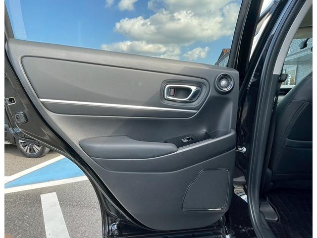 ヴェゼル ｅ：ＨＥＶ　Ｚ　禁煙車　ＢＳＭ　障害物センサー　全周囲カメラ　フルセグＴＶ　純正９インチナビ　シートヒーター　前後ドラレコ　ＥＴＣ　スマートキー　ハーフレザーシート　電動リアゲート　フロントフォグランプ　純正アルミ（65枚目）