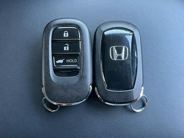 ヴェゼル ｅ：ＨＥＶ　Ｚ　禁煙車　ＢＳＭ　障害物センサー　全周囲カメラ　フルセグＴＶ　純正９インチナビ　シートヒーター　前後ドラレコ　ＥＴＣ　スマートキー　ハーフレザーシート　電動リアゲート　フロントフォグランプ　純正アルミ（69枚目）