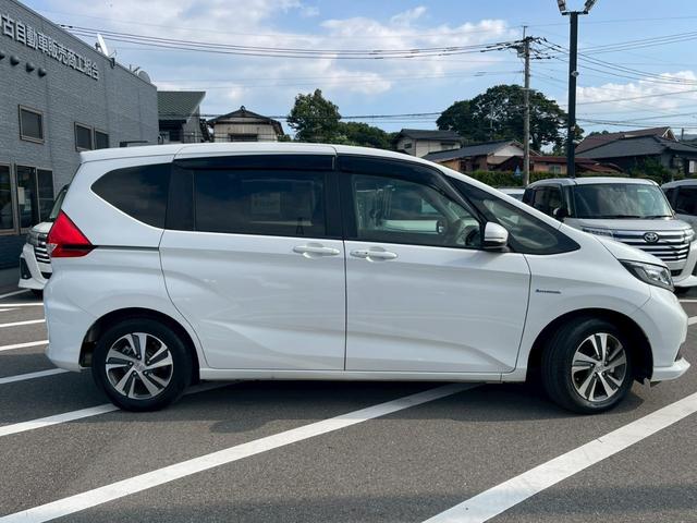 フリードハイブリッド ハイブリッド・Ｇホンダセンシング　禁煙　純正９インチナビ　　前後ドラレコ　フルセグＴＶ　レーダークルーズコントロール　　バックカメラ　ＥＴＣクリアランスソナー　　スマートキー　３列シート　両側電動スライドドア　ワンオーナ－（3枚目）