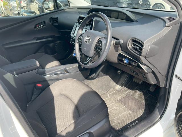 プリウス 　全周囲カメラ　ＥＴＣ　スマートキー　レーダークルーズコントロール　ワンセグＴＶ　Ｂｌｕｅｔｏｏｔｈ　パワステ　フラットシート　ＬＥＤヘッドランプ　フロントフォグランプ　純正１７インチアルミホイール（2枚目）