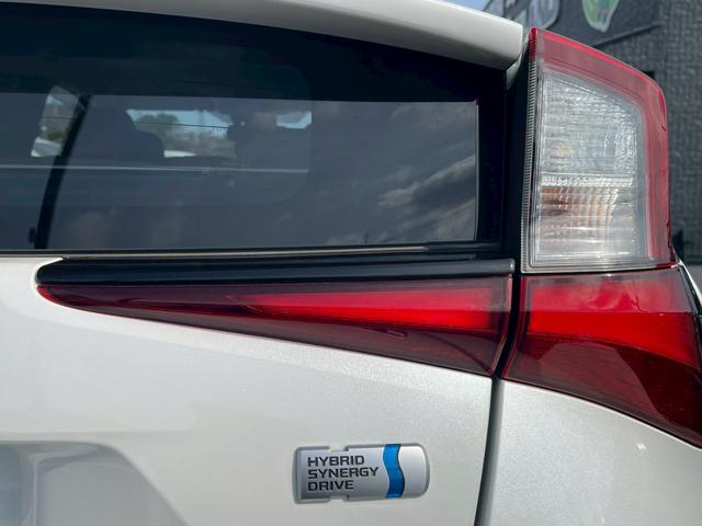 プリウス 　全周囲カメラ　ＥＴＣ　スマートキー　レーダークルーズコントロール　ワンセグＴＶ　Ｂｌｕｅｔｏｏｔｈ　パワステ　フラットシート　ＬＥＤヘッドランプ　フロントフォグランプ　純正１７インチアルミホイール（24枚目）