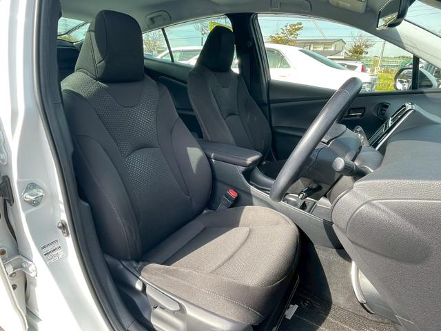 プリウス 　全周囲カメラ　ＥＴＣ　スマートキー　レーダークルーズコントロール　ワンセグＴＶ　Ｂｌｕｅｔｏｏｔｈ　パワステ　フラットシート　ＬＥＤヘッドランプ　フロントフォグランプ　純正１７インチアルミホイール（30枚目）