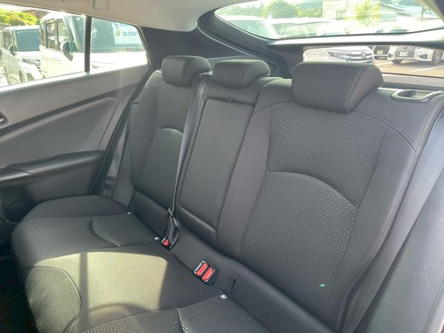 プリウス 　全周囲カメラ　ＥＴＣ　スマートキー　レーダークルーズコントロール　ワンセグＴＶ　Ｂｌｕｅｔｏｏｔｈ　パワステ　フラットシート　ＬＥＤヘッドランプ　フロントフォグランプ　純正１７インチアルミホイール（49枚目）