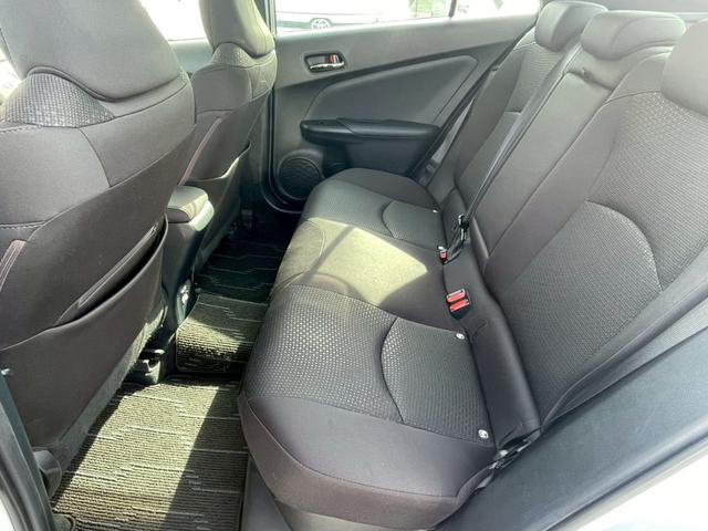 プリウス 　全周囲カメラ　ＥＴＣ　スマートキー　レーダークルーズコントロール　ワンセグＴＶ　Ｂｌｕｅｔｏｏｔｈ　パワステ　フラットシート　ＬＥＤヘッドランプ　フロントフォグランプ　純正１７インチアルミホイール（50枚目）