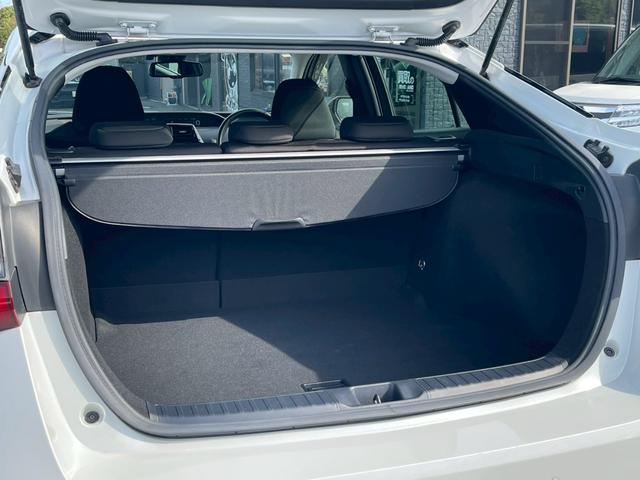 プリウス 　全周囲カメラ　ＥＴＣ　スマートキー　レーダークルーズコントロール　ワンセグＴＶ　Ｂｌｕｅｔｏｏｔｈ　パワステ　フラットシート　ＬＥＤヘッドランプ　フロントフォグランプ　純正１７インチアルミホイール（74枚目）