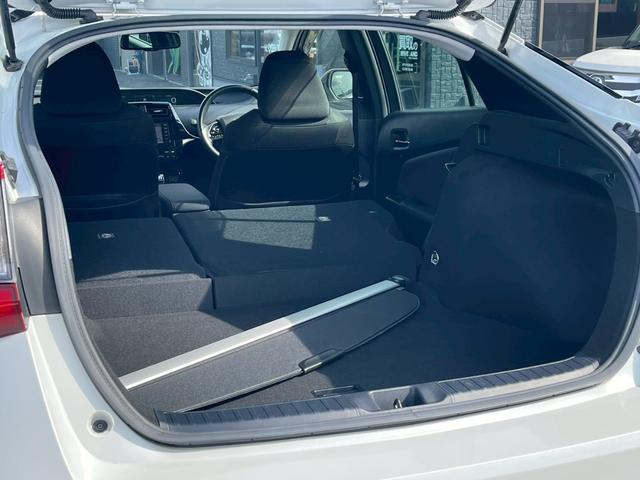 プリウス 　全周囲カメラ　ＥＴＣ　スマートキー　レーダークルーズコントロール　ワンセグＴＶ　Ｂｌｕｅｔｏｏｔｈ　パワステ　フラットシート　ＬＥＤヘッドランプ　フロントフォグランプ　純正１７インチアルミホイール（75枚目）