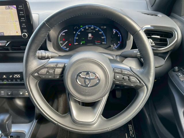 ヤリスクロス ハイブリッドＺ　禁煙車　全周囲カメラ　パワーシート　レーダークルーズコントロール　障害物センサー　シートヒーター　前後ドラレコ　ＥＴＣ　フルセグＴＶ　スマートキー　ハーフレザー　フラットシート　純正アルミホイール（6枚目）