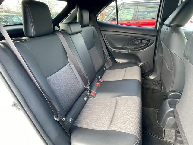 ヤリスクロス ハイブリッドＺ　禁煙車　全周囲カメラ　パワーシート　レーダークルーズコントロール　障害物センサー　シートヒーター　前後ドラレコ　ＥＴＣ　フルセグＴＶ　スマートキー　ハーフレザー　フラットシート　純正アルミホイール（7枚目）