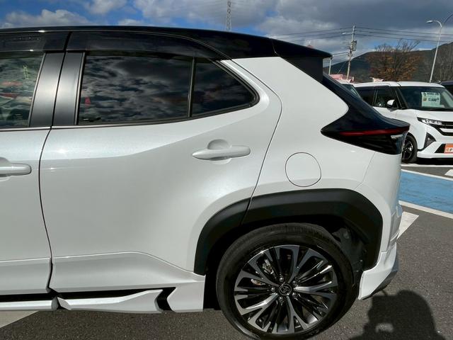 ヤリスクロス ハイブリッドＺ　禁煙車　全周囲カメラ　パワーシート　レーダークルーズコントロール　障害物センサー　シートヒーター　前後ドラレコ　ＥＴＣ　フルセグＴＶ　スマートキー　ハーフレザー　フラットシート　純正アルミホイール（24枚目）