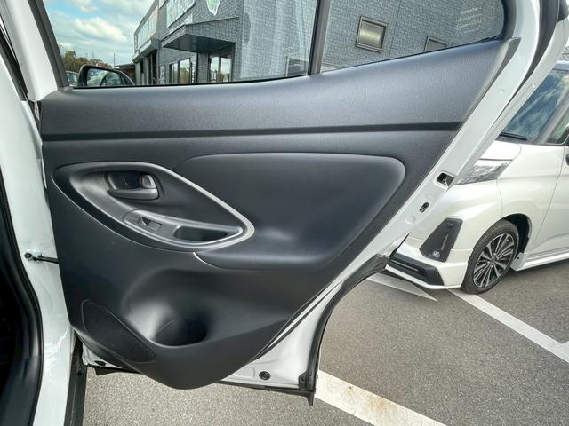 ヤリスクロス ハイブリッドＺ　禁煙車　全周囲カメラ　パワーシート　レーダークルーズコントロール　障害物センサー　シートヒーター　前後ドラレコ　ＥＴＣ　フルセグＴＶ　スマートキー　ハーフレザー　フラットシート　純正アルミホイール（42枚目）