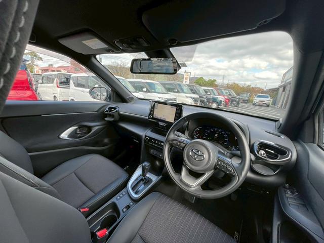 ヤリスクロス ハイブリッドＺ　禁煙車　全周囲カメラ　パワーシート　レーダークルーズコントロール　障害物センサー　シートヒーター　前後ドラレコ　ＥＴＣ　フルセグＴＶ　スマートキー　ハーフレザー　フラットシート　純正アルミホイール（43枚目）