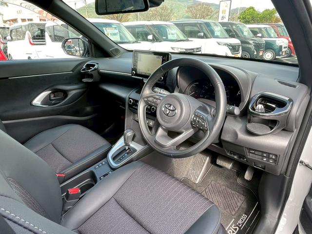ヤリスクロス ハイブリッドＺ　禁煙車　全周囲カメラ　パワーシート　レーダークルーズコントロール　障害物センサー　シートヒーター　前後ドラレコ　ＥＴＣ　フルセグＴＶ　スマートキー　ハーフレザー　フラットシート　純正アルミホイール（47枚目）