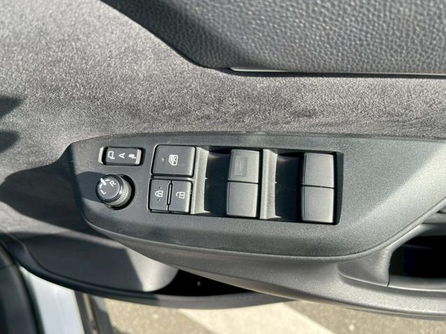 ヤリスクロス ハイブリッドＺ　禁煙車　全周囲カメラ　パワーシート　レーダークルーズコントロール　障害物センサー　シートヒーター　前後ドラレコ　ＥＴＣ　フルセグＴＶ　スマートキー　ハーフレザー　フラットシート　純正アルミホイール（49枚目）