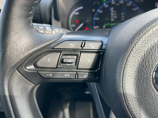 ヤリスクロス ハイブリッドＺ　禁煙車　全周囲カメラ　パワーシート　レーダークルーズコントロール　障害物センサー　シートヒーター　前後ドラレコ　ＥＴＣ　フルセグＴＶ　スマートキー　ハーフレザー　フラットシート　純正アルミホイール（50枚目）