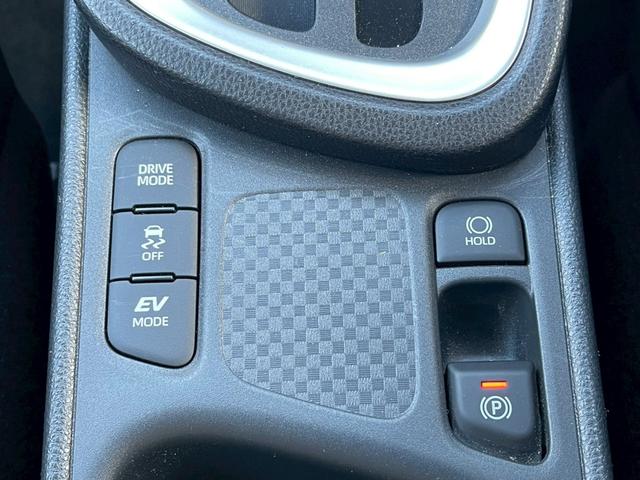 ヤリスクロス ハイブリッドＺ　禁煙車　全周囲カメラ　パワーシート　レーダークルーズコントロール　障害物センサー　シートヒーター　前後ドラレコ　ＥＴＣ　フルセグＴＶ　スマートキー　ハーフレザー　フラットシート　純正アルミホイール（65枚目）