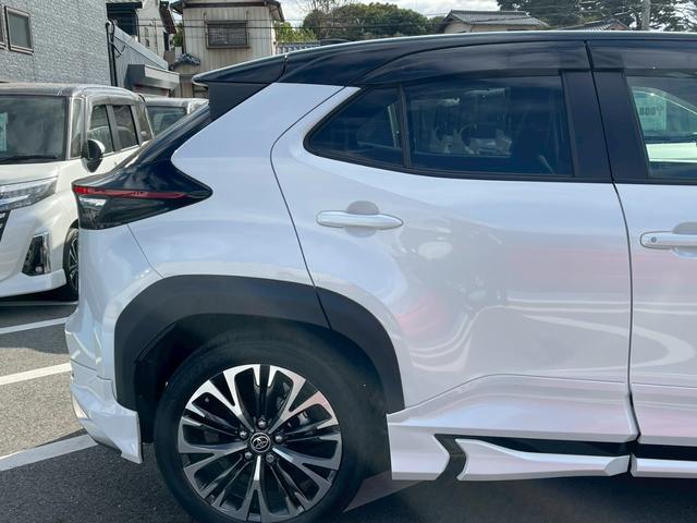ヤリスクロス ハイブリッドＺ　禁煙車　全周囲カメラ　パワーシート　レーダークルーズコントロール　障害物センサー　シートヒーター　前後ドラレコ　ＥＴＣ　フルセグＴＶ　スマートキー　ハーフレザー　フラットシート　純正アルミホイール（76枚目）