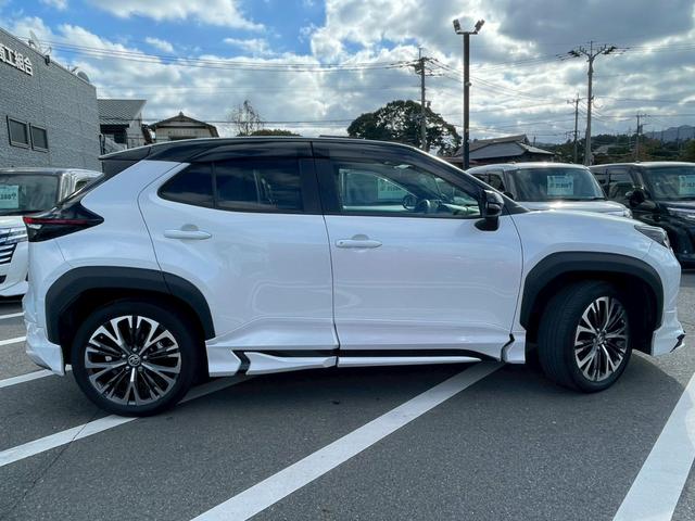 ヤリスクロス ハイブリッドＺ　禁煙車　全周囲カメラ　パワーシート　レーダークルーズコントロール　障害物センサー　シートヒーター　前後ドラレコ　ＥＴＣ　フルセグＴＶ　スマートキー　ハーフレザー　フラットシート　純正アルミホイール（77枚目）