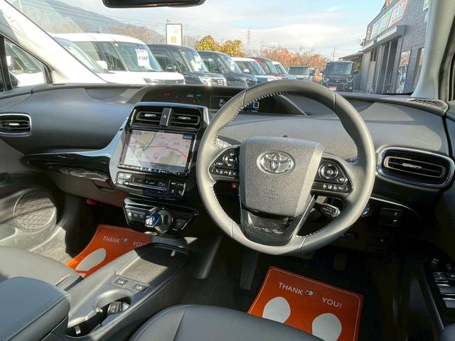 プリウス Ｓツーリングセレクション　禁煙車　レーダークルーズコントロール　障害物センサー　全周囲カメラ　フルセグＴＶ　シートヒーター　前後ドラレコ　ＥＴＣ　スマートキー　ＬＥＤヘッドランプ　フロントフォグランプ　ドアバイザー　エアロ（2枚目）