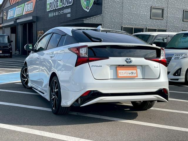 プリウス Ｓツーリングセレクション　禁煙車　レーダークルーズコントロール　障害物センサー　全周囲カメラ　フルセグＴＶ　シートヒーター　前後ドラレコ　ＥＴＣ　スマートキー　ＬＥＤヘッドランプ　フロントフォグランプ　ドアバイザー　エアロ（3枚目）