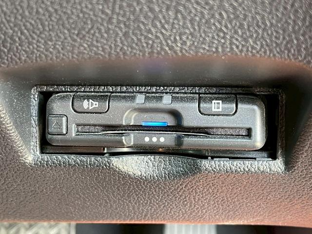 プリウス Ｓツーリングセレクション　禁煙車　レーダークルーズコントロール　障害物センサー　全周囲カメラ　フルセグＴＶ　シートヒーター　前後ドラレコ　ＥＴＣ　スマートキー　ＬＥＤヘッドランプ　フロントフォグランプ　ドアバイザー　エアロ（11枚目）