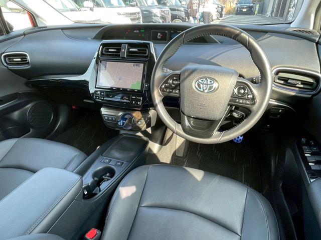 プリウス Ｓツーリングセレクション　純正９インチナビ　禁煙車　バックカメラ　フルセグ　フロアマット　バイザー　電動格納ミラー　シートヒーター　ＬＥＤヘッドランプ　定期点検記録簿　スマートキー　オートクルーズコントロール（2枚目）
