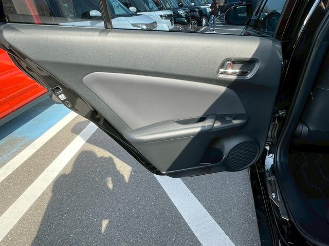 プリウス Ｓツーリングセレクション　純正９インチナビ　禁煙車　バックカメラ　フルセグ　フロアマット　バイザー　電動格納ミラー　シートヒーター　ＬＥＤヘッドランプ　定期点検記録簿　スマートキー　オートクルーズコントロール（5枚目）