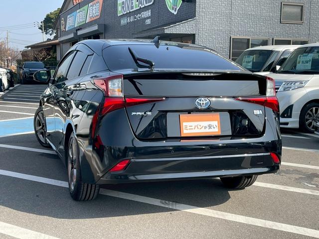 プリウス Ｓツーリングセレクション　純正９インチナビ　禁煙車　バックカメラ　フルセグ　フロアマット　バイザー　電動格納ミラー　シートヒーター　ＬＥＤヘッドランプ　定期点検記録簿　スマートキー　オートクルーズコントロール（6枚目）