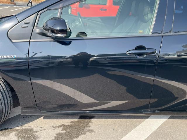 プリウス Ｓツーリングセレクション　純正９インチナビ　禁煙車　バックカメラ　フルセグ　フロアマット　バイザー　電動格納ミラー　シートヒーター　ＬＥＤヘッドランプ　定期点検記録簿　スマートキー　オートクルーズコントロール（7枚目）